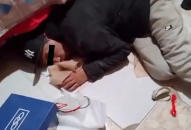 El ladrón cayó dormido antes de escapar. El ladrón cayó dormido antes de escapar.