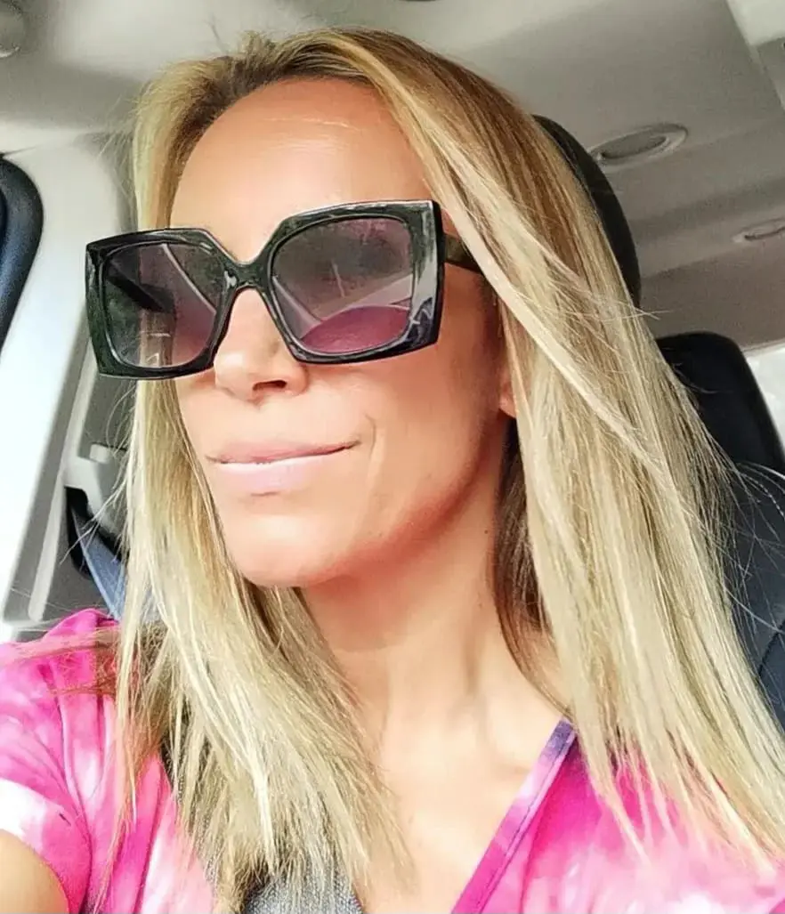 Se formó profesionalmente como publicista al cursar la Licenciatura en Publicidad en la Universidad de la Comunicación.