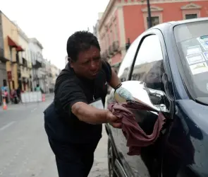 Gobierno de CDMX alista iniciativa para regular a franeleros