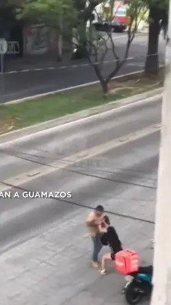 La pareja forcejeó y discutió en plena vía pública. Especial.