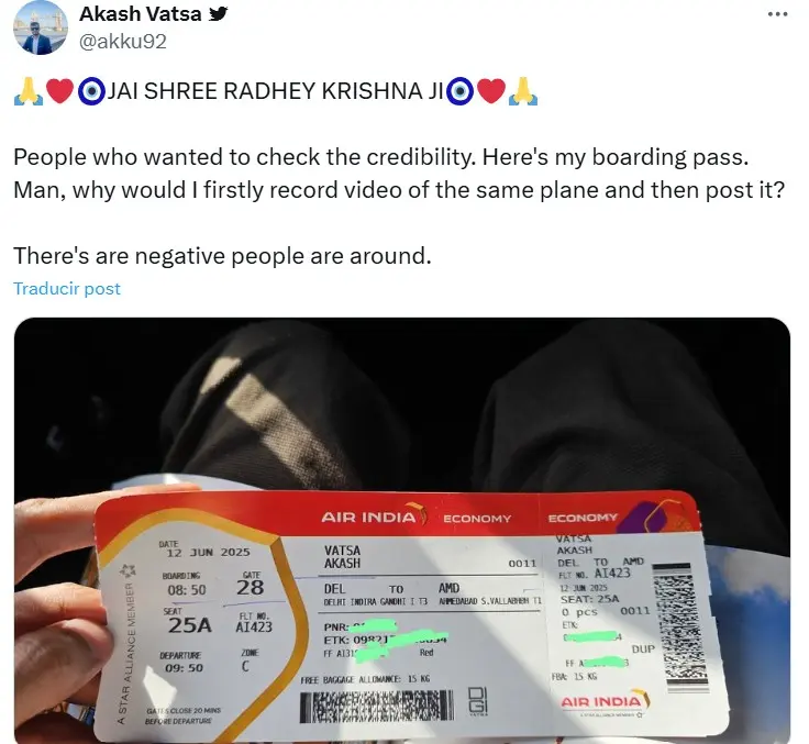 El pasajero compartió el boleto de avión como prueba. X: @akku92.