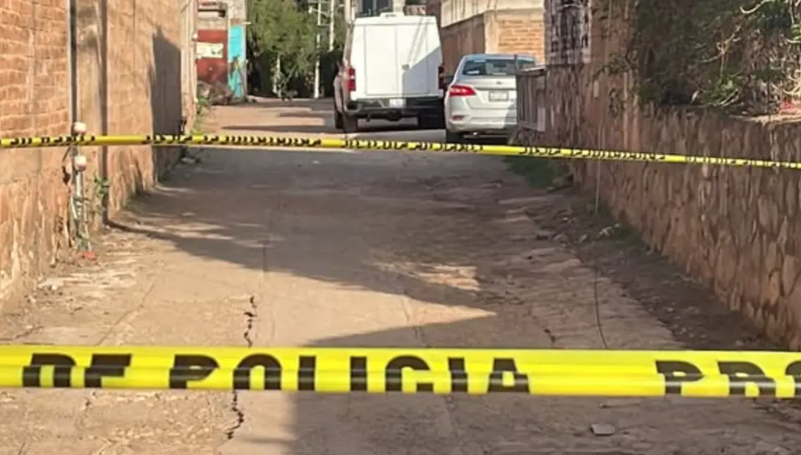 Cristian fue visto por testigos vistiendo una bermuda color café mientras escapaba. X.