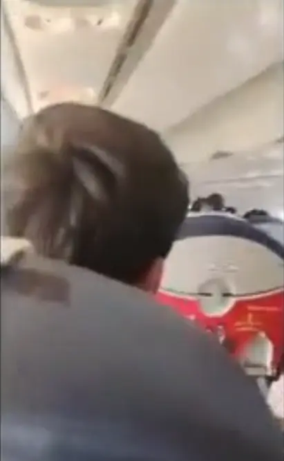 El video muestra a un pasajero aparentemente grabando con su teléfono desde su asiento dentro de un avión en pleno vuelo. Captura de video.
