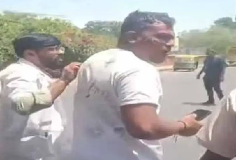 Ramesh había viajado a la India para visitar a su familia. Ramesh había viajado a la India para visitar a su familia.
