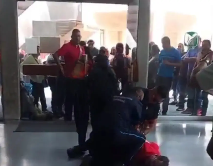 Someten a derechohabiente del IMSS X