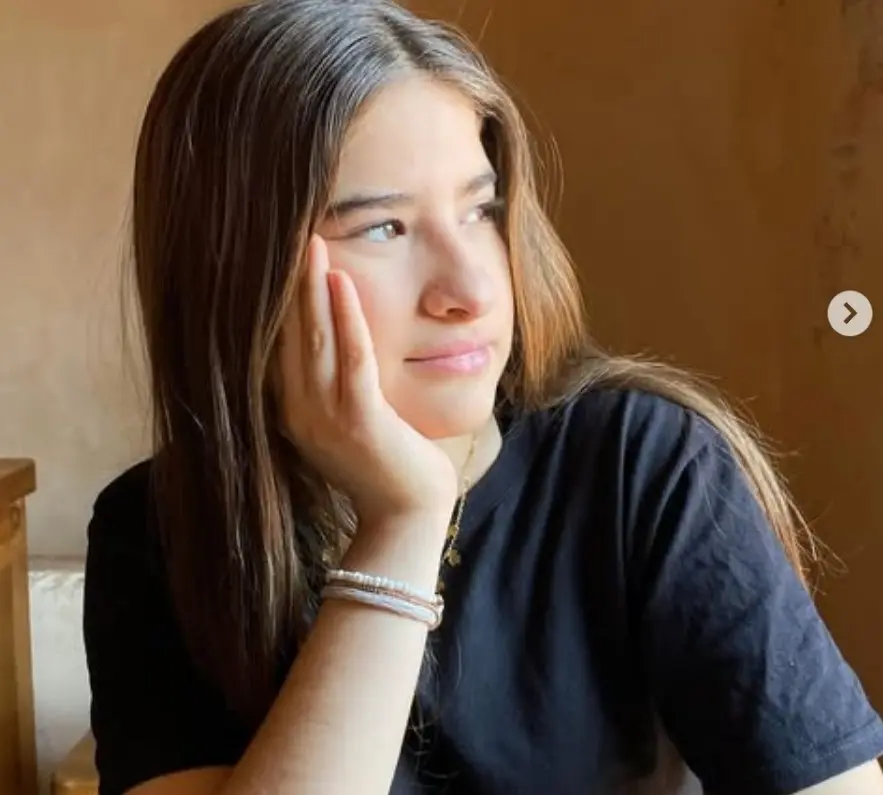 También realiza colaboraciones con marcas de moda y restaurantes.