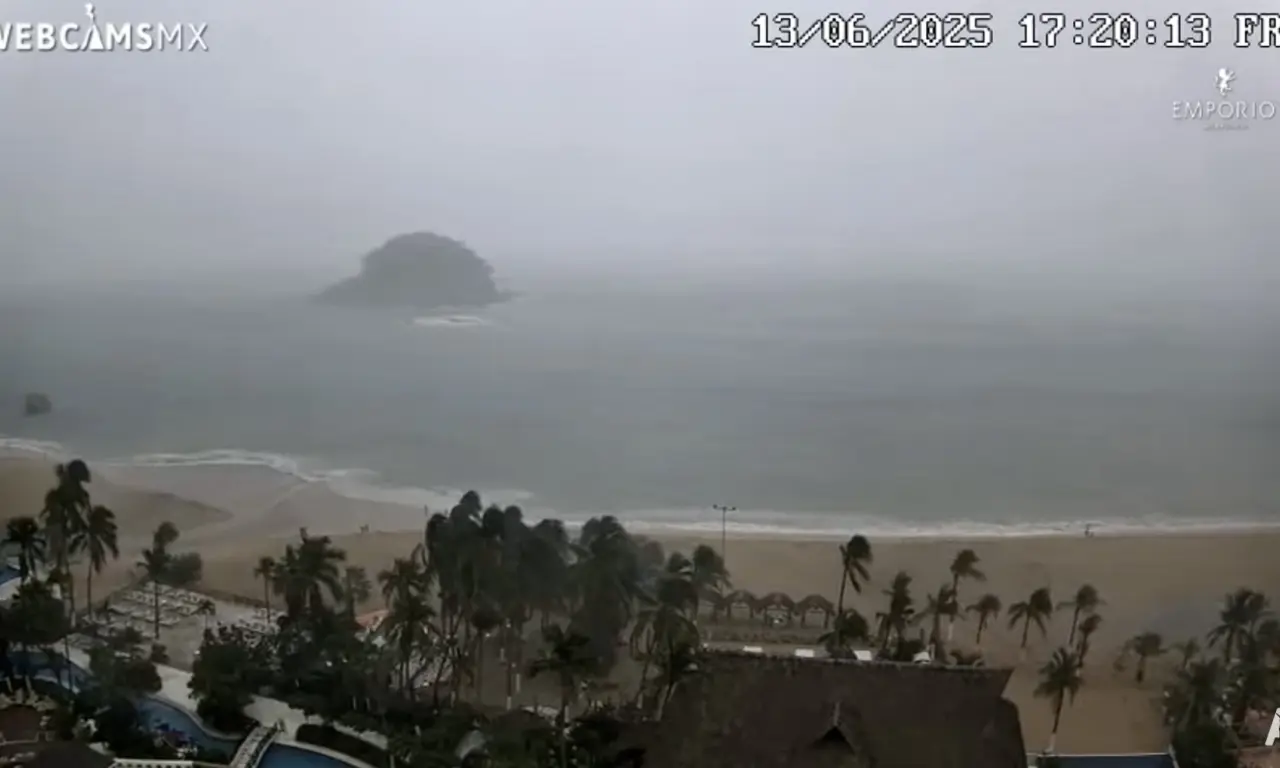  Momento exacto en que tormenta tropical Dalila hunde embarcaciones en Acapulco 