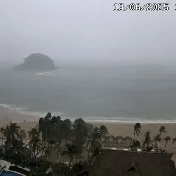 Momento exacto en que tormenta tropical Dalila hunde embarcaciones en Acapulco 