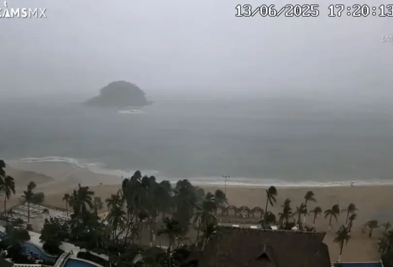 Momento exacto en que tormenta tropical Dalila hunde embarcaciones en Acapulco Momento exacto en que tormenta tropical Dalila hunde embarcaciones en Acapulco