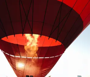 Mujer embarazada muere tras caer de globo aerostático; piloto fue detenido