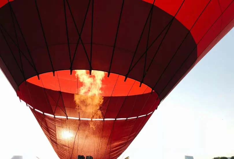 Mujer embarazada muere tras caer de globo aerostático; piloto fue detenido Mujer embarazada muere tras caer de globo aerostático; piloto fue detenido