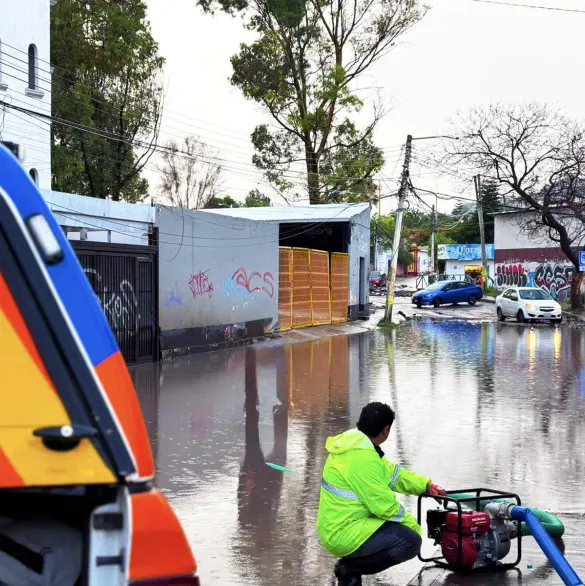 Lluvias arrasan Querétaro: familias rescatadas en lancha, autos bajo el agua y caos vial