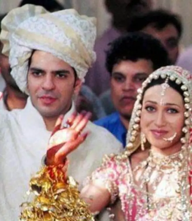 Estuvo casado con la actriz de Bollywood Karisma Kapoor, con quien tuvo dos hijos. Especial.