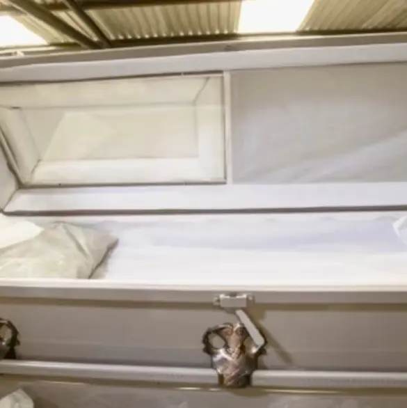 Dejan a joven muerto dentro de un ataúd frente a la casa de su madre