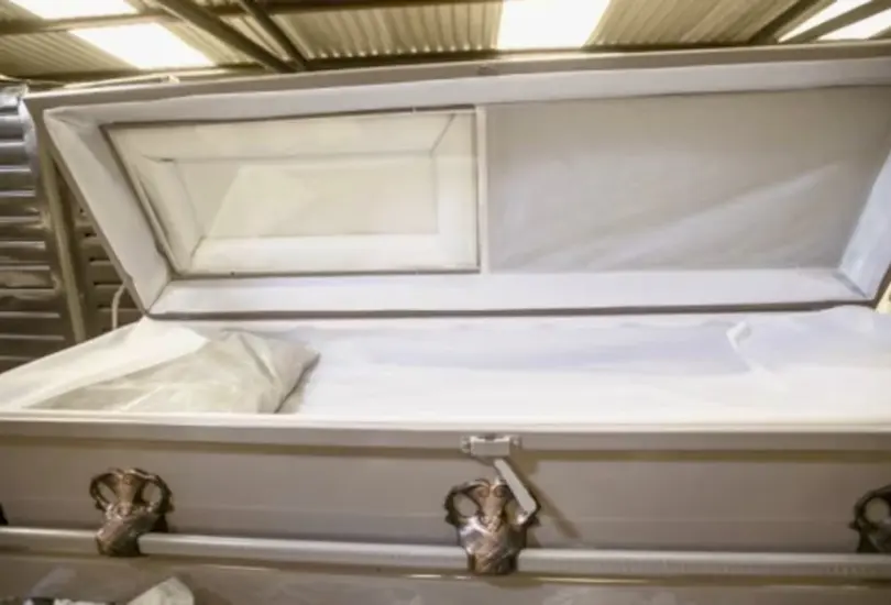 Dejan a joven muerto dentro de un ataúd frente a la casa de su madre Dejan a joven muerto dentro de un ataúd frente a la casa de su madre