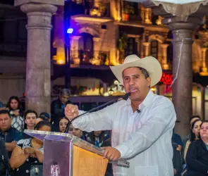 Hallan campo de adiestramiento en Uruapan con armas, ropa táctica y videos de entrenamiento