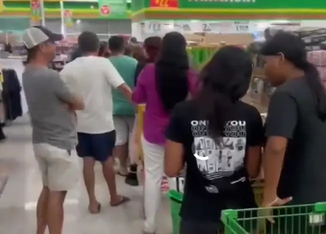 Ya se registran compras de pánico. X.