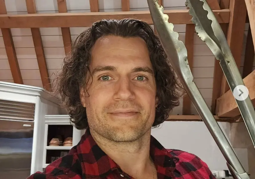 Ahora tiene 42 años, está en pareja con Natalie Viscuso y tienen un hijo. Ha participado en películas como 'Deadpool & Wolverine' y la serie 'The Witcher'.