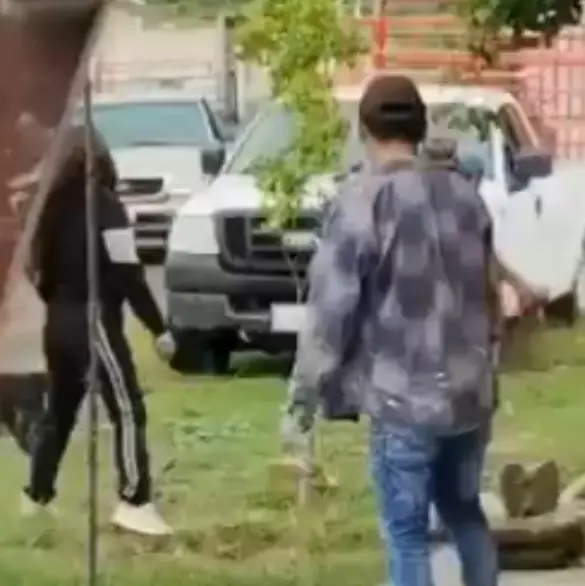 Pleito por terreno acaba en horror: hombre dispara y embiste a sus vecinas