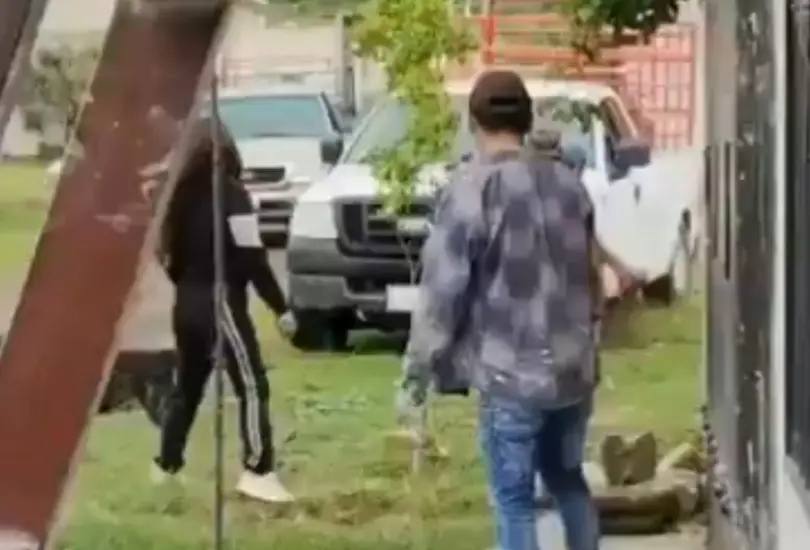 Pleito por terreno acaba en horror: hombre dispara y embiste a sus vecinas Pleito por terreno acaba en horror: hombre dispara y embiste a sus vecinas