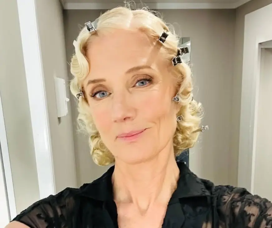 Ahora tiene 60 años, está casada con Tim Bevan y tienen dos hijas. Ha aparecido en series como 'Yellowjackets' y participó en la tercera entrega de 'El exorcista' en 2023.