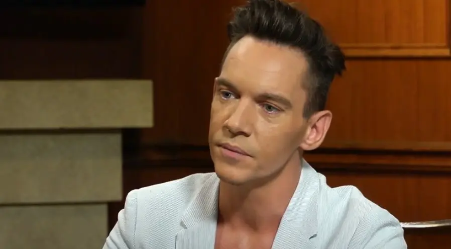 Ahora tiene 49 años, está casado con Mara Lane y tienen un hijo. Ha aparecido en producciones como 'Mercy' y 'Vikings'.