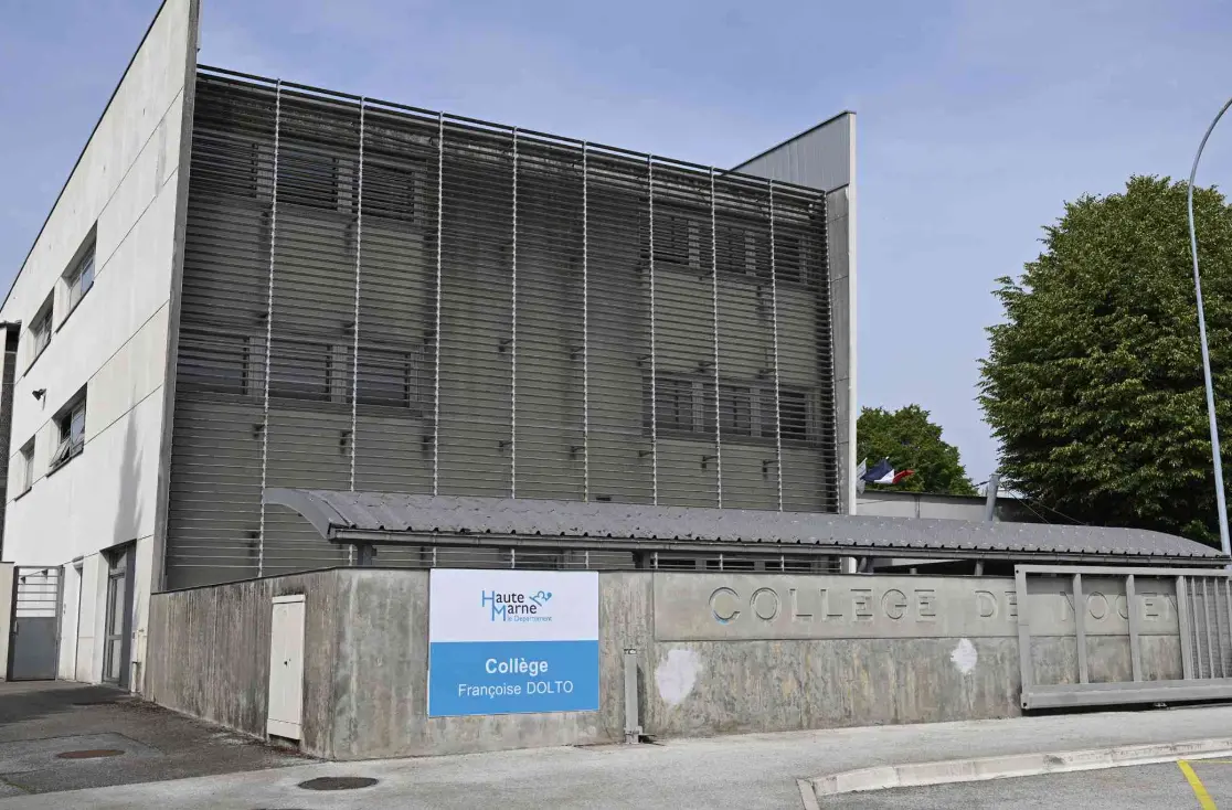 El hecho ocurrió a la entrada de una escuela secundaria de Nogent, Francia. Especial.