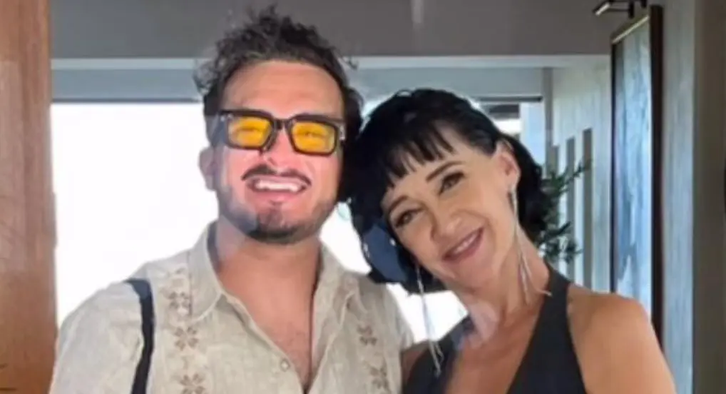 Desde 2023 mantiene una relación con el comediante Ricardo Pérez, con quien ha potenciado su presencia en podcasts.