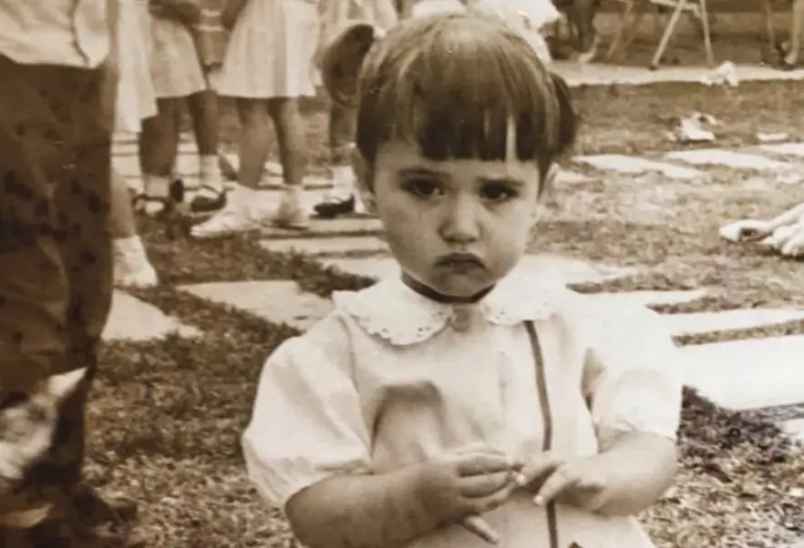 Nació el 30 de septiembre de 1964 en Monclova, Coahuila.<br>