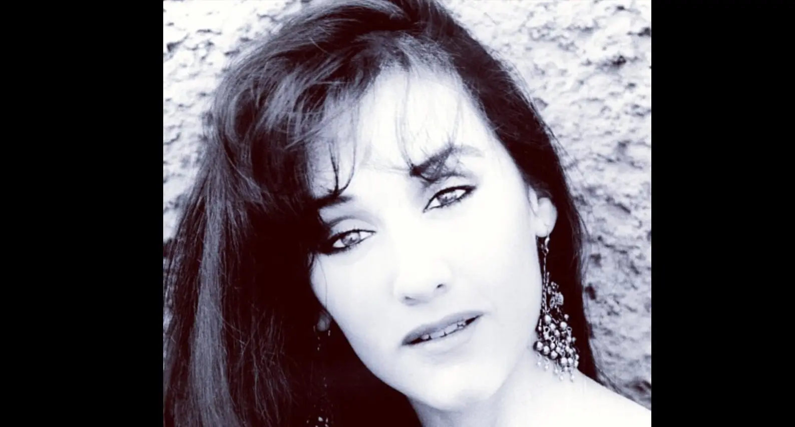 Inició su carrera interpretando papeles clásicos en óperas como La Traviata y Dido y Eneas, junto a la Orquesta de Cámara de Ollin Yoliztli.