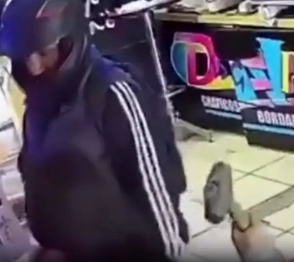 La mujer logró frustrar el asalto con un marro. Captura de pantalla