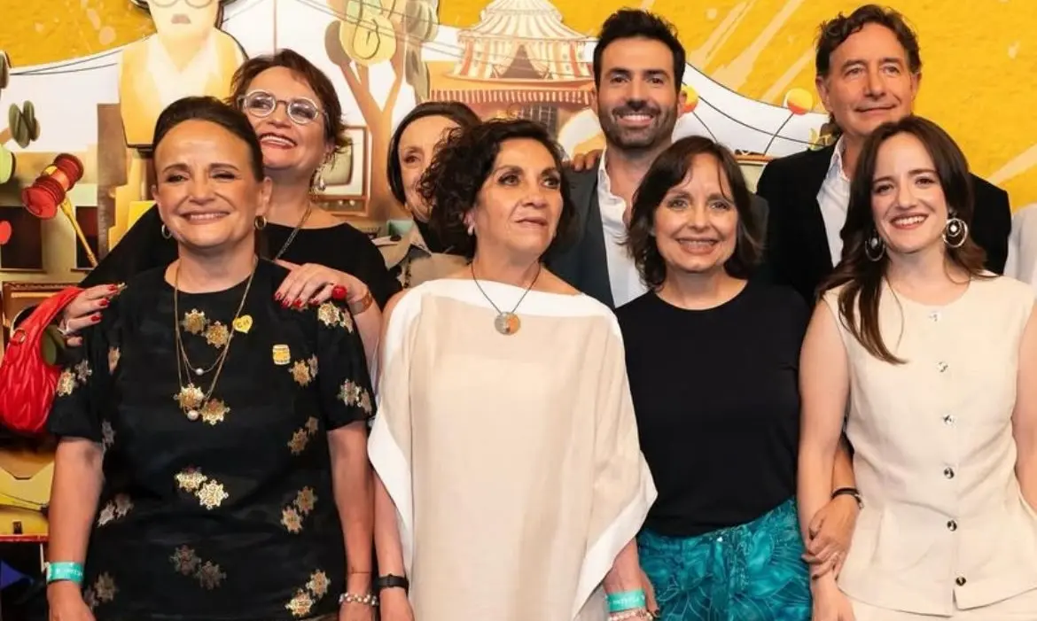 Mantiene un perfil muy bajo y no tiene redes sociales, pero constantemente sus hermanos comparten fotos con ella.