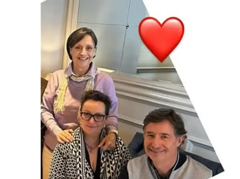 No se dedica al medio del espectáculo, pero acudió al estreno de la bioserie de su papá.<br>