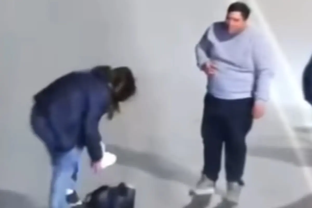 Joven salta de Uber en movimiento Especial
