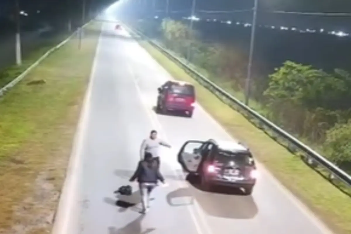 Joven salta de Uber en movimiento Especial