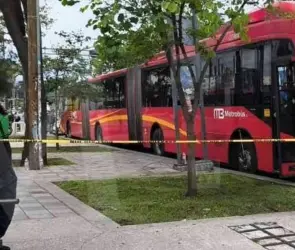 Muere pasajero en Metrobús Buenavista sin que nadie lo note; pensaban que dormía