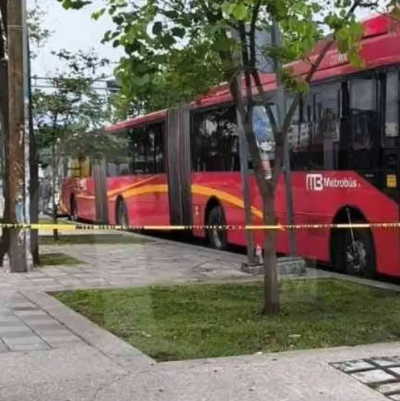 Muere pasajero en Metrobús Buenavista sin que nadie lo note; pensaban que dormía