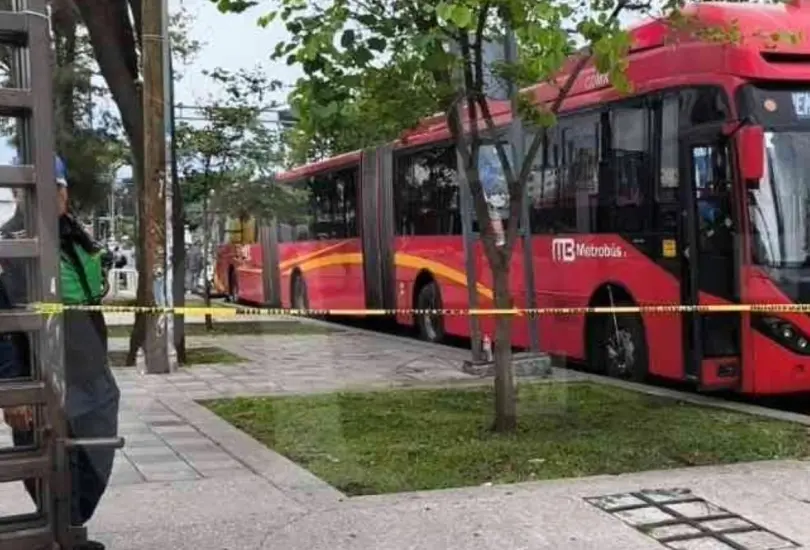 Muere pasajero en Metrobús Buenavista sin que nadie lo note Muere pasajero en Metrobús Buenavista sin que nadie lo note
