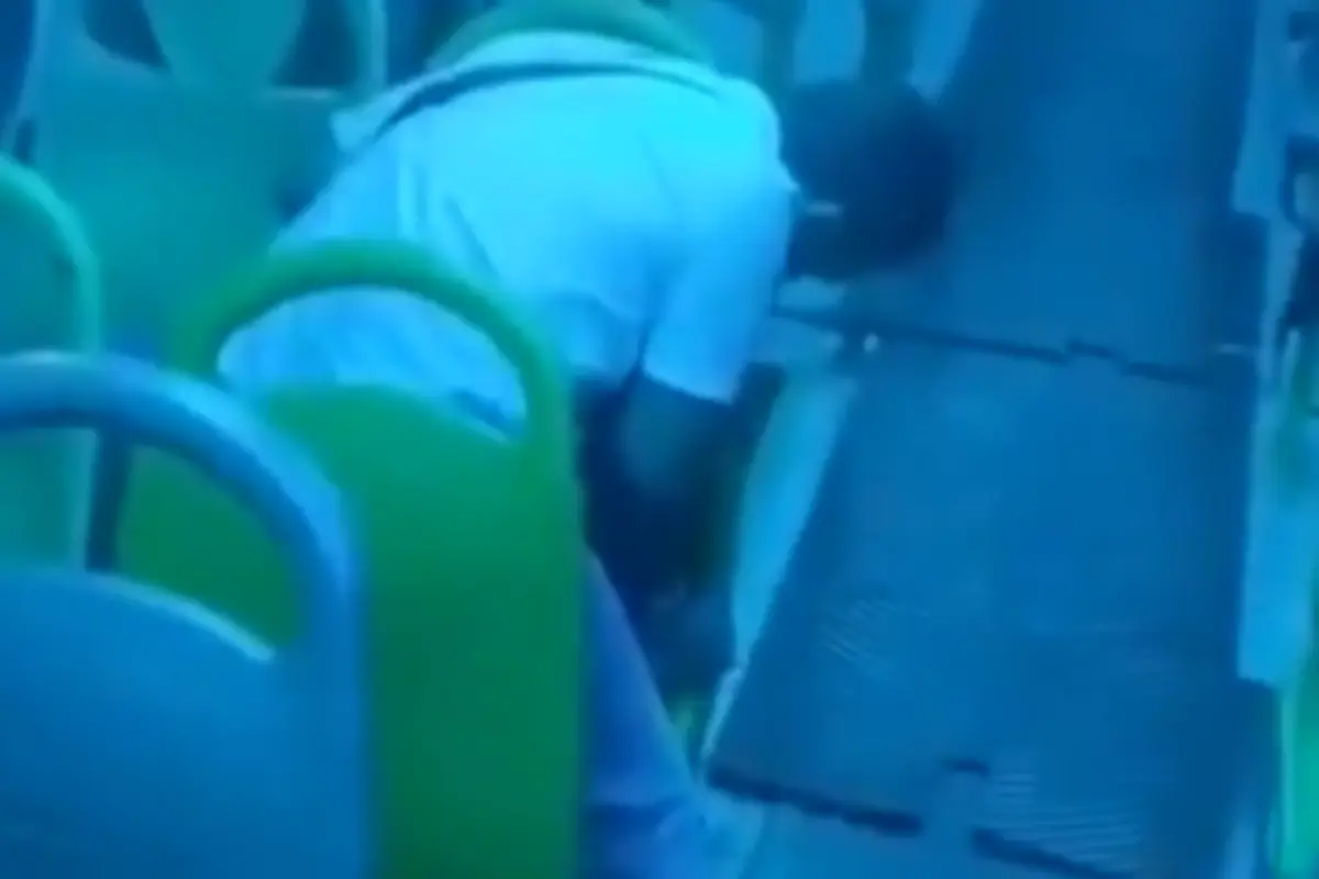  Pasajeros enfrentan y golpean a ladrón en autobús 