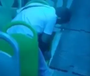 "Me cortaste la mano": pasajeros enfrentan y golpean a ladrón en autobús