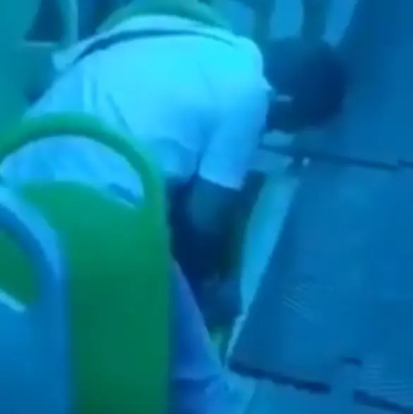 "Me cortaste la mano": pasajeros enfrentan y golpean a ladrón en autobús