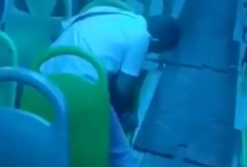 Pasajeros enfrentan y golpean a ladrón en autobús Pasajeros enfrentan y golpean a ladrón en autobús