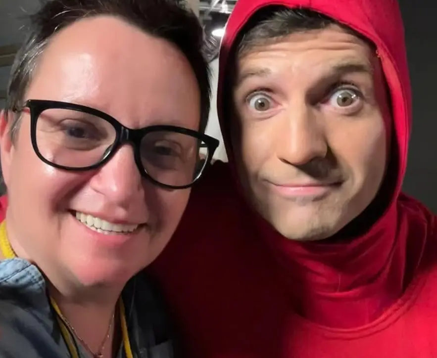 Nació en 1963, fue actriz y ahora se desempeña como escritora independiente.