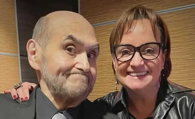 Escribió junto a su hermano la serie 'Chespirito: sin querer queriendo' y es defensora de la comunidad LGBT.