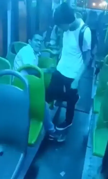 Pasajeros enfrentan a ladrón en autobús Especial