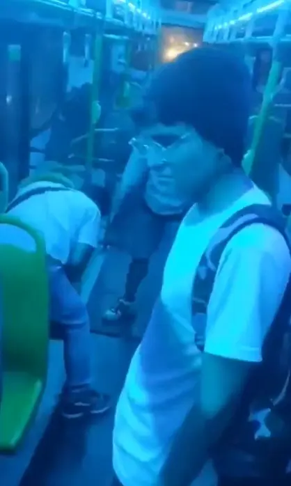 Pasajeros enfrentan a ladrón en autobús Especial