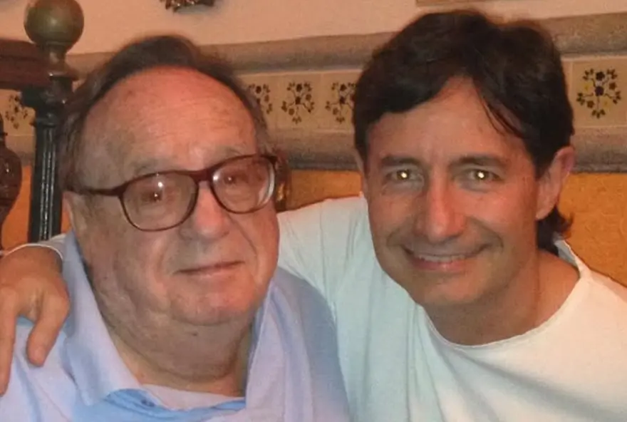 Nació en 1964 y, al igual que su padre, es productor, guionista y director de televisión.