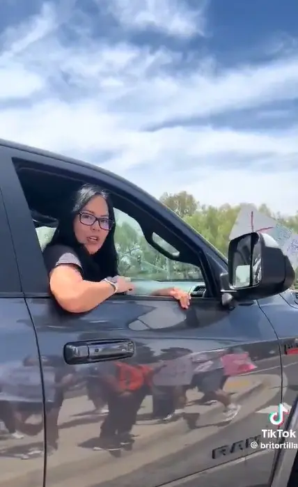 Mexicana arremete contra sus paisanos en protesta en Los Ángeles Especial