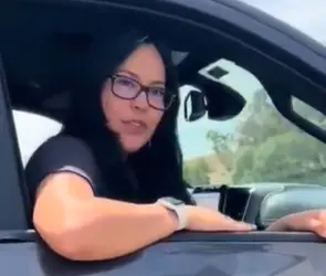 "Váyanse a su país": Mexicana escupe a migrantes latinos en protesta contra redadas en Los Ángeles