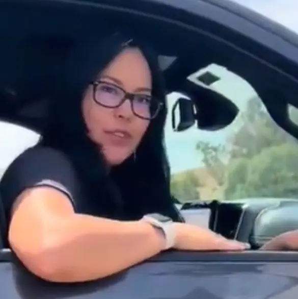 "Váyanse a su país": Mexicana escupe a migrantes latinos en protesta contra redadas en Los Ángeles
